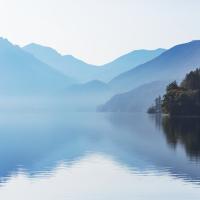 Lac et montagnes