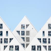 Immeubles blancs et ciel bleu