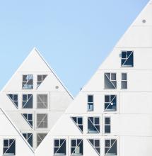 Immeubles blancs et ciel bleu